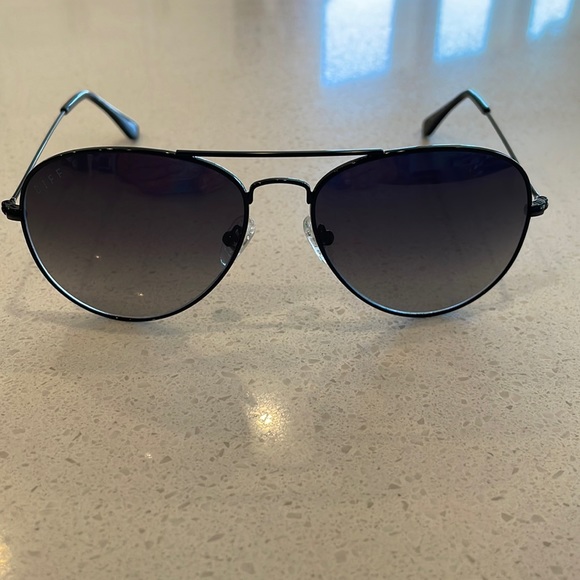 Diff aviator sunglasses with case - Picture 1 of 3